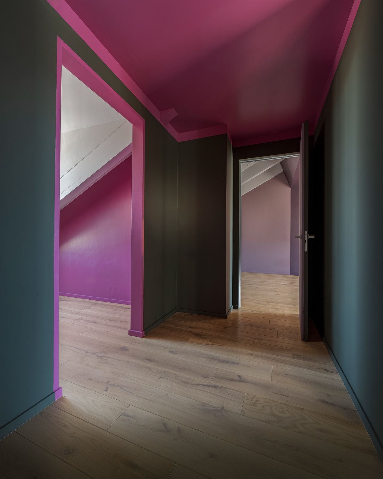 Attic corridor with a magenta ceiling and blue-grey walls