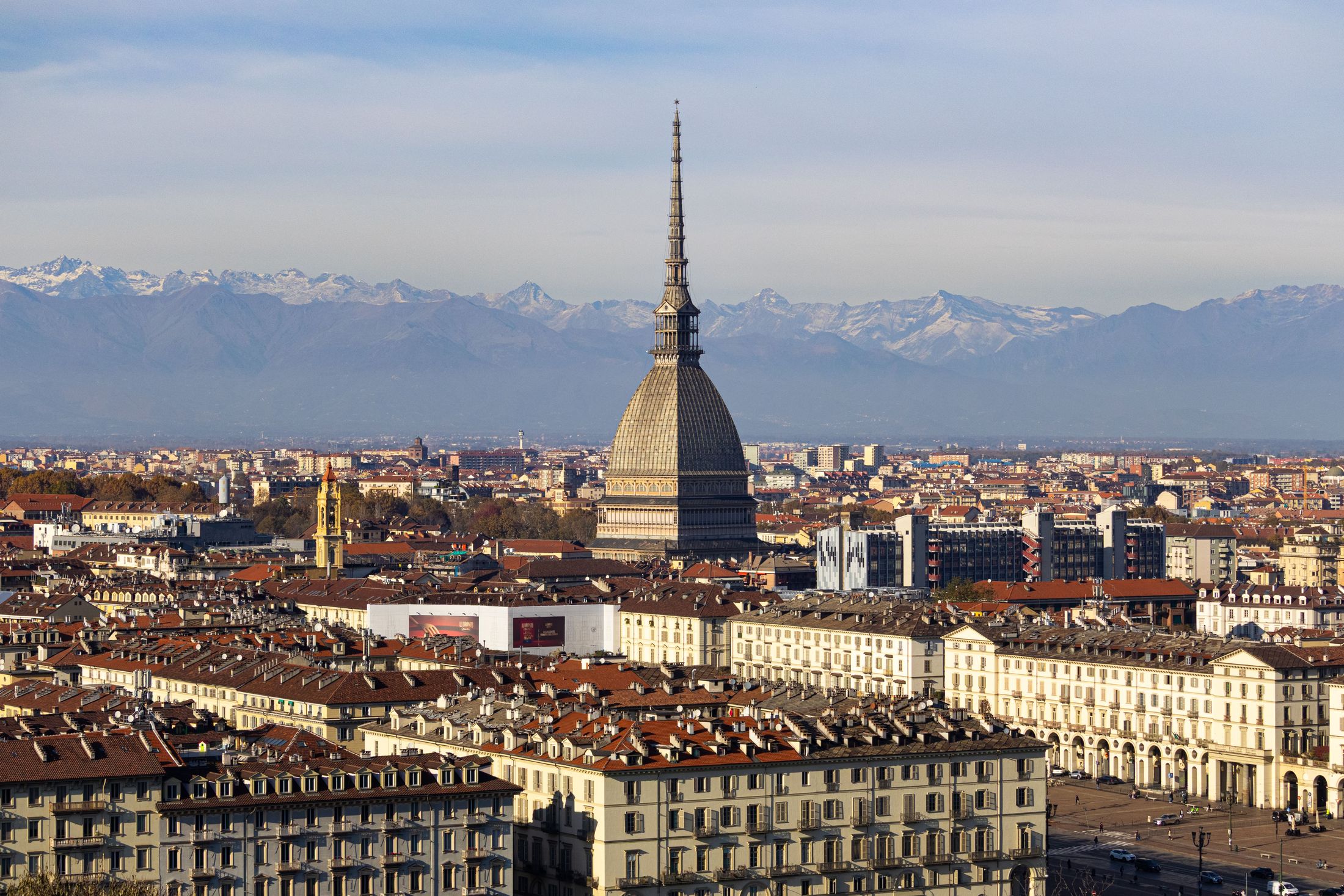 Tetti di Torino e la Mole Antonelliana con le Alpi sullo sfondo
